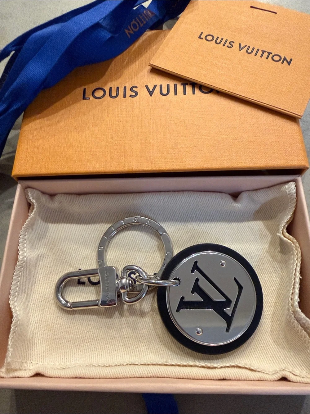 LOUIS VUITTON | ✨CLASSIC✨ LV Cut Circle Key Holder and Bag Charm